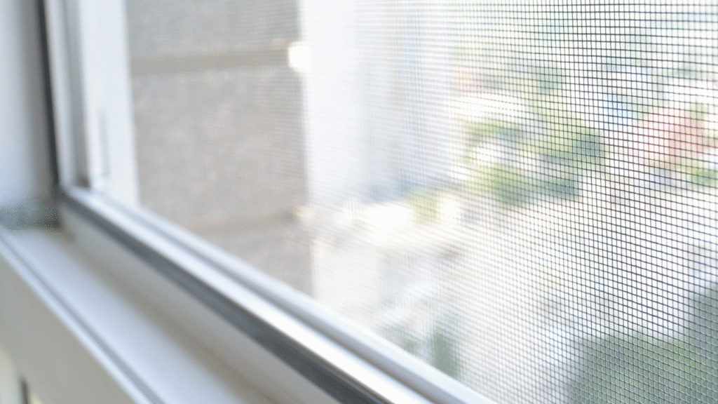 Fijnmazige hor voor raam als bescherming tegen muggen